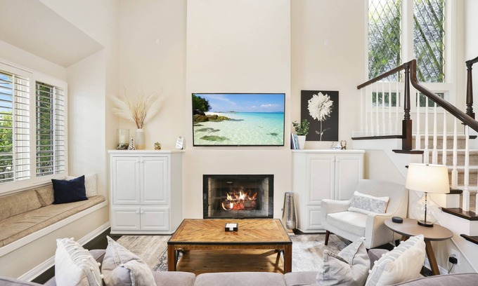 Corona del Mar House | Charming Dahlia Cottage! 1/2 Mile Bike Ride to Beach/PCH, Garage w/Parking, Free Bikes