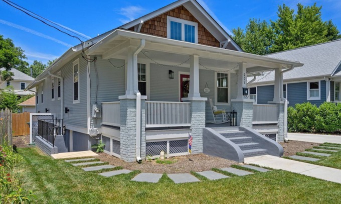 Del Ray House | Charming Del Ray Bungalow with fabulous porches (Dog Friendly!)