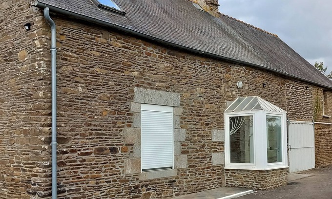 Montanel House | Charming detached single-storey longere in the countryside with courtyard and garden