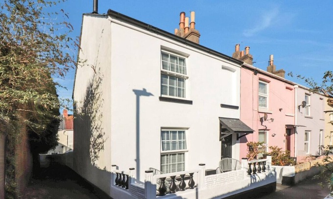 Exmouth House | Charming Dog Friendly Cottage in Devon | Sleeps 4