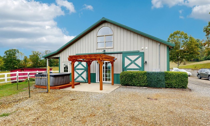 Leicester House | Charming Dog-friendly Home with Mountain Views, Fill Kitchen & Hot tub