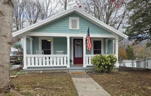 Andrews House | Charming Downtown Bungalow I Explore-Shop-Eat