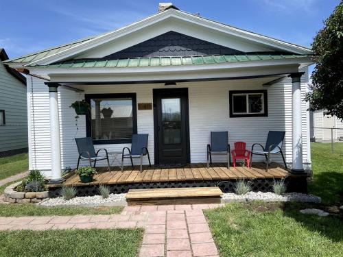 Dillon House | Charming Downtown Cottage with Porch & Backyard Retreat near Beaverhead River in Dillon, Montana