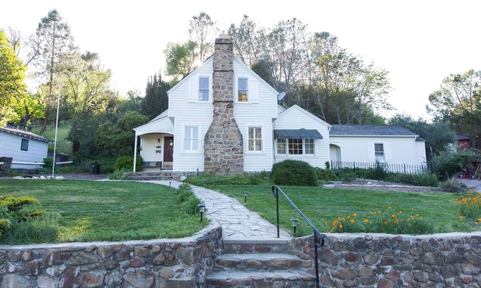 Paso Robles House | Charming Downtown Home with Wine Nearby. Pet Friendly!