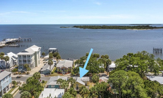 Cedar Key Cottage | Charming Downtown Island Cottage close to City Park Beach. Sleeps four.