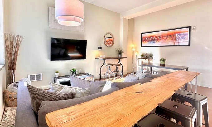Downtown Seattle Apartment | Charming Downtown Seattle Condo with Water Views