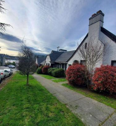 Eastlake Apartment | Charming English Tudor Lake union Seattle UW downtown