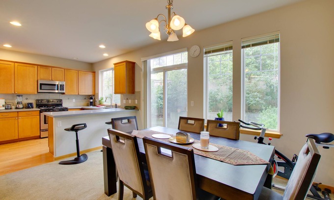 Everett House | Charming Everett Townhome - 3 Mi to Downtown!