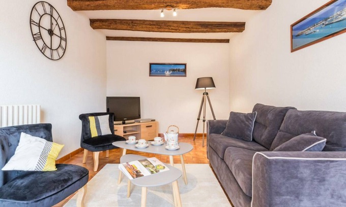 Saint-Pierre-Langers Cottage | Charming Farmhouse Near Beaches - Spacious Garden, Modern Amenities, and Family-Friendly