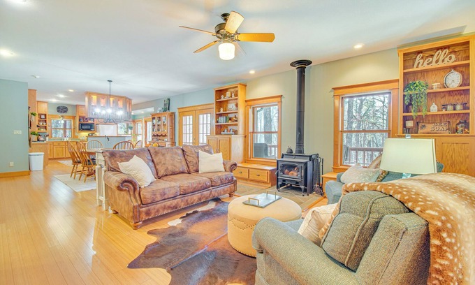 Clarksville House | Charming Family Cabin w/Fire Pits in Clarksville