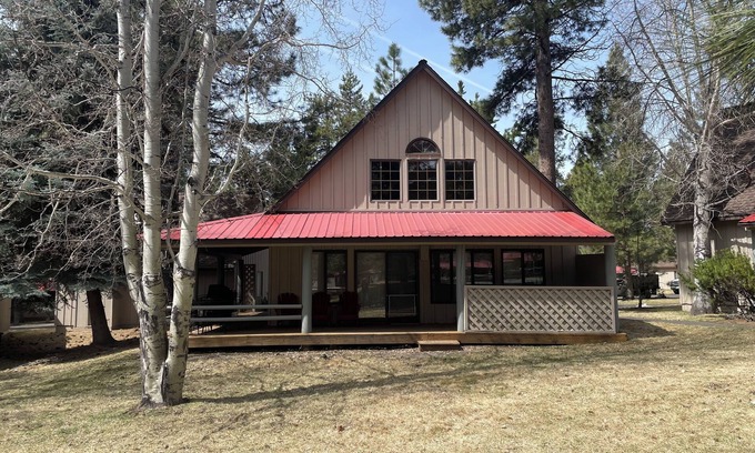 Sunriver Cabin | Charming Family Cabin-Pool View