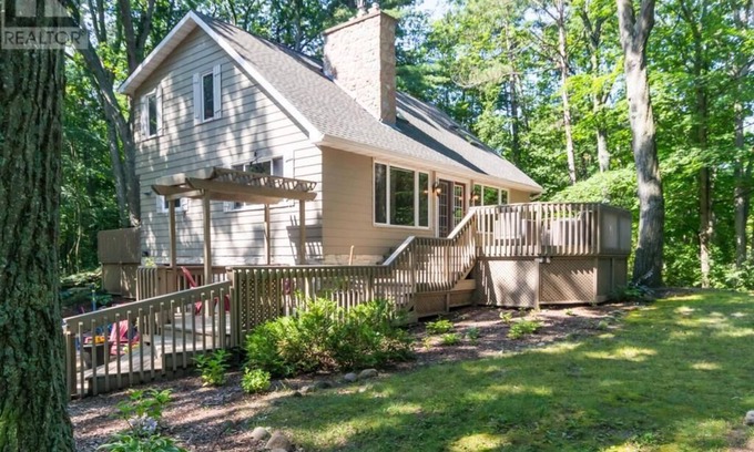 Grand Bend Cottage | Charming family cottage: walking distance to beach & famous Lake Huron sunsets.