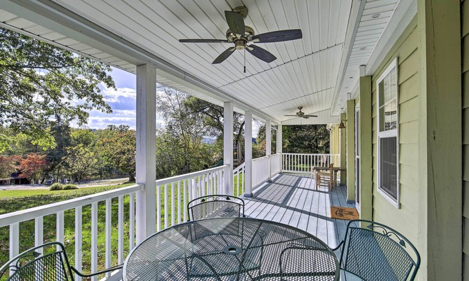 Ingles House | Charming Family Cottage, Walk to Claytor Lake