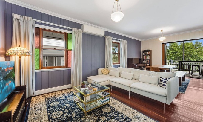 Toowong House | Charming family & pet friendly 3-bedroom house in upmarket Taringa