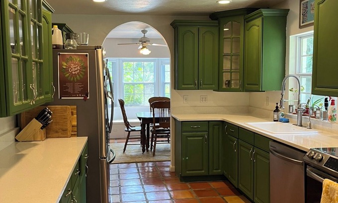 Gainesville House | Charming Family Retreat Walkable to UF Campus with Pool – Sleeps 7!