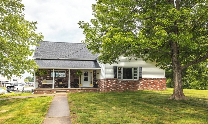 Anna Other | Charming farmhouse on a beautiful horse ranch-Shawnee Hills Wine Trail