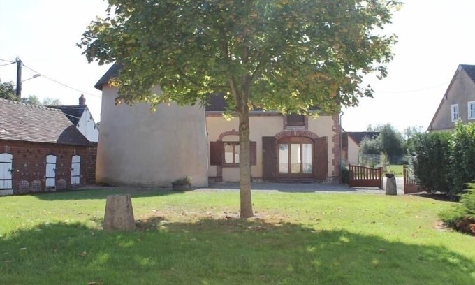 Luplante Cottage | Charming Farmhouse with Medieval Tower, Garden & Games in Aufferville, Pets Welcome!