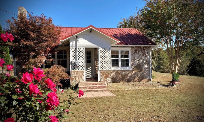 Harrison Other | Charming farmhouse with AC, Wi-Fi, open concept for 4 people, serene Harrison