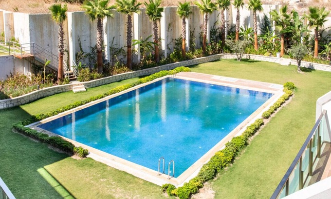 Cesme Apartment | Charming Flat near Sea with Shared Pool in Cesme