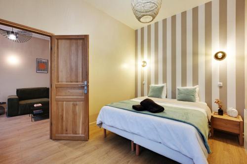 Croulebarbe Apartment | Charming Flat, quartier latin with a private cinema