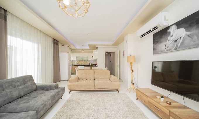 Eski Lara Apartment | Charming Flat w Balcony 3 min to Beach