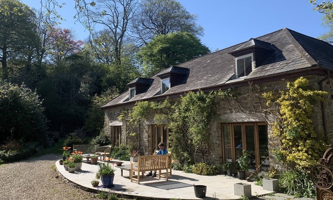 Saint Kew Cottage | Charming former coach house in an idyllic woodland garden, 300m from St Kew Inn.