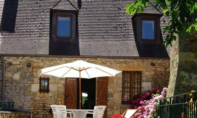 Cenac-et-Saint-Julien Cottage | Charming Stone House with Terrace, WiFi, Bikes near Dordogne Châteaux