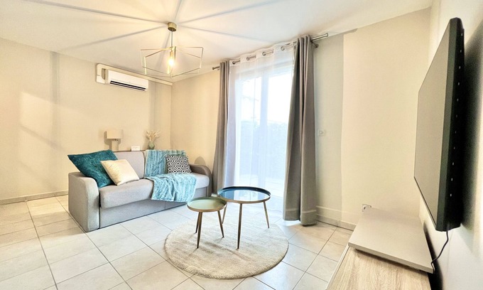 Champagne-au-Mont-d'Or Apartment | Charming T2 with terrace and private parking