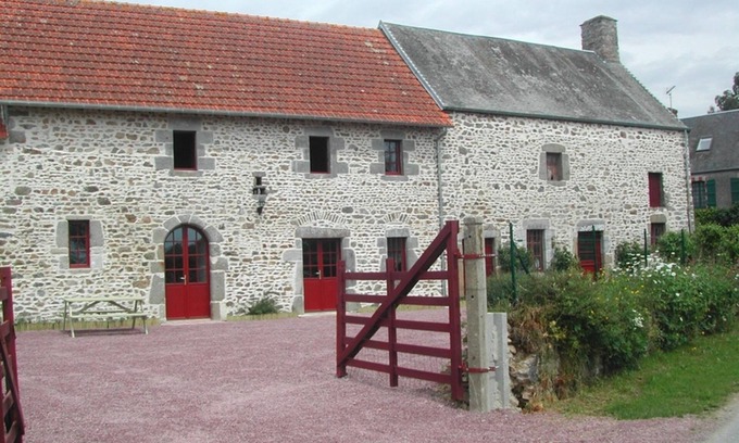 Heugueville-sur-Sienne Cottage | Charming Country House with Garden, Parking, Pet-Friendly, Near Beaches