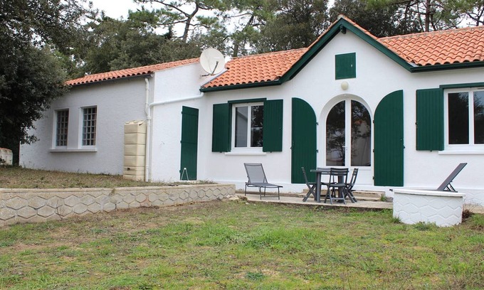 Domino House | Charming Renovated Home with Garden, Near Market and Beach in Saint-Georges-d'Oléron, Sleeps 2