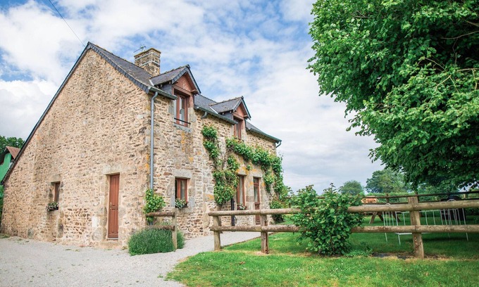 Saint-Leonard-des-Bois Cottage | Charming Country House in Alps Mancelles, Near Le Mans – Family-Friendly with Fireplace & WiFi