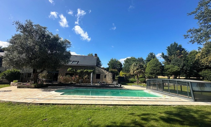 Saint-Nicolas-de-Redon Villa | Charming accommodation with swimming pool and garden.