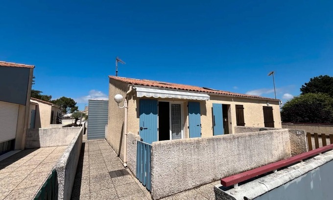 Saint-Trojan-les-Bains Apartment | Charming Studio in Saint Trojan with Private Terrace and Wi-Fi