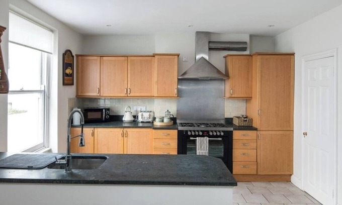Munster House | Charming Fulham Home - Spacious with Modern Touches!