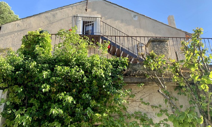 Carpentras Apartment | Charming gîte in a 17th century farmhouse, swimming pool, near Avignon Ventoux