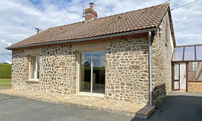 Saint-Mars-d'Egrenne Cottage | Charming Granite Cottage: Secluded Garden, Baby-Friendly, Amenities Included, Near Leisure Base