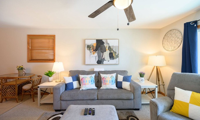 Garden City Condo | Charming Garden City Beach condo, steps to beach!