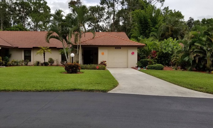Villas House | Charming Gated Community, Walk to Bell Tower, Near Beach. 3-Month Min Stay