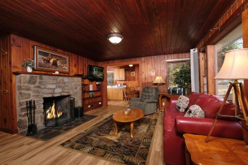 Gatlinburg House | Charming Gatlinburg cottage less than a mile from downtown with hot tub!