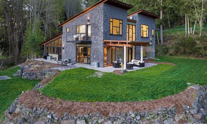 Gig Harbor House | Charming Getaway in Gig Harbor | Hot Tub | Patio