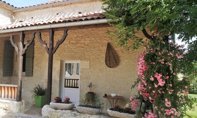 Saint-Sernin Cottage | Charming gîte for 6 people in a relaxing setting, with heated swimming pool and pond