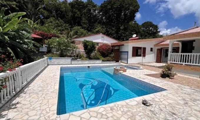 Le Lamentin House | Charming gîte, in a lush countryside setting yet close to all amenities.