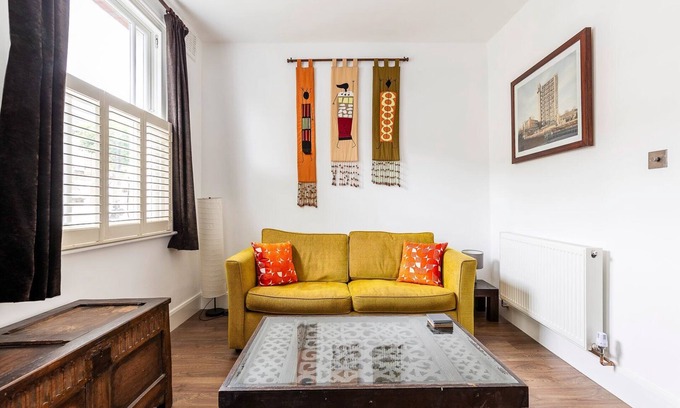 Queen's Park House | Charming Golborne Escape