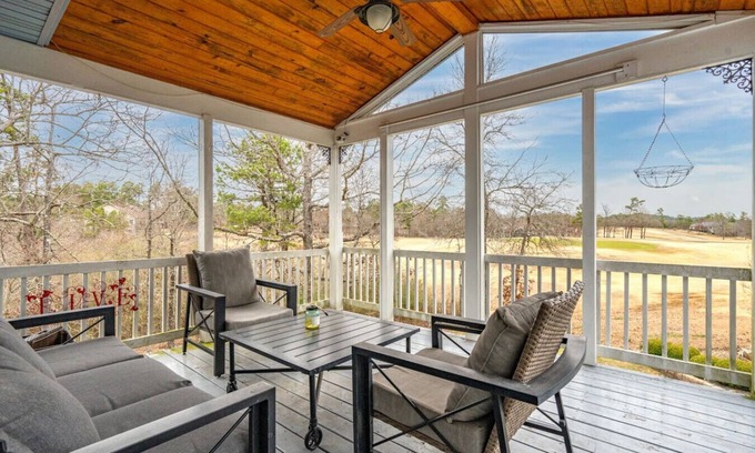 Hot Springs Village House | Charming Golf Course Retreat
