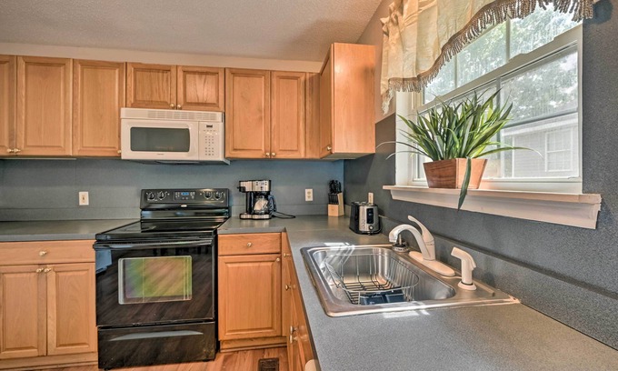 Greensboro House | Charming Greensboro Getaway w/Large Backyard