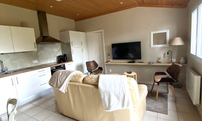 Groix Apartment | Charming ground floor apartment with private garden 500m from Loctudy
