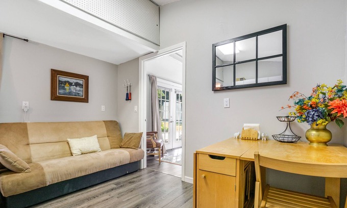 Issaquah House | Charming Guest House with Furnished Patio and Kitchenette - Close to Trails!