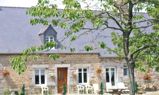Villedieu-les-Poeles-Rouffigny Cottage | Charming Home with Fireplace, Large Garden & Modern Amenities in Peaceful Countryside