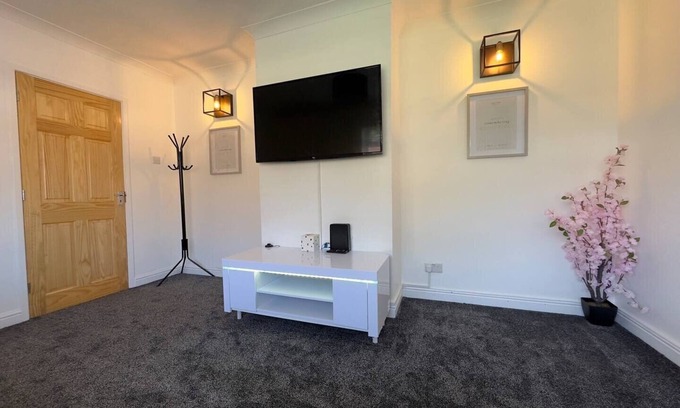 Bolton House | Charming Haven House Right Next To Moss Bank Park