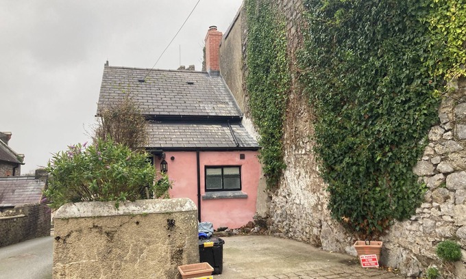 Pembroke Cottage | Charming Heritage Cottage , uniquely built to Town wall , views Pembroke castle